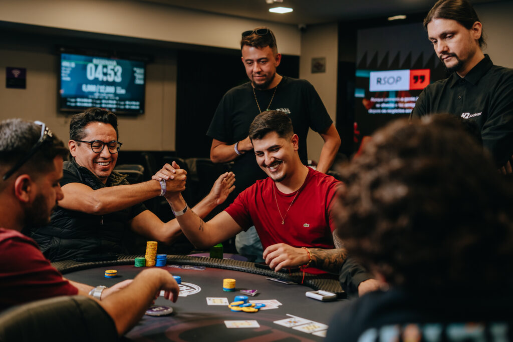 pessoas jogando poker
