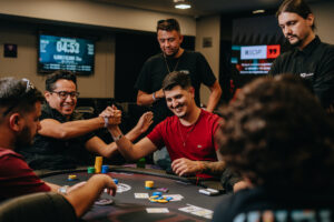 pessoas jogando poker