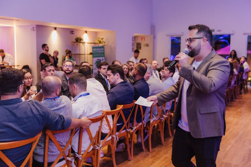 pessoas escutando palestra