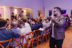 pessoas escutando palestra