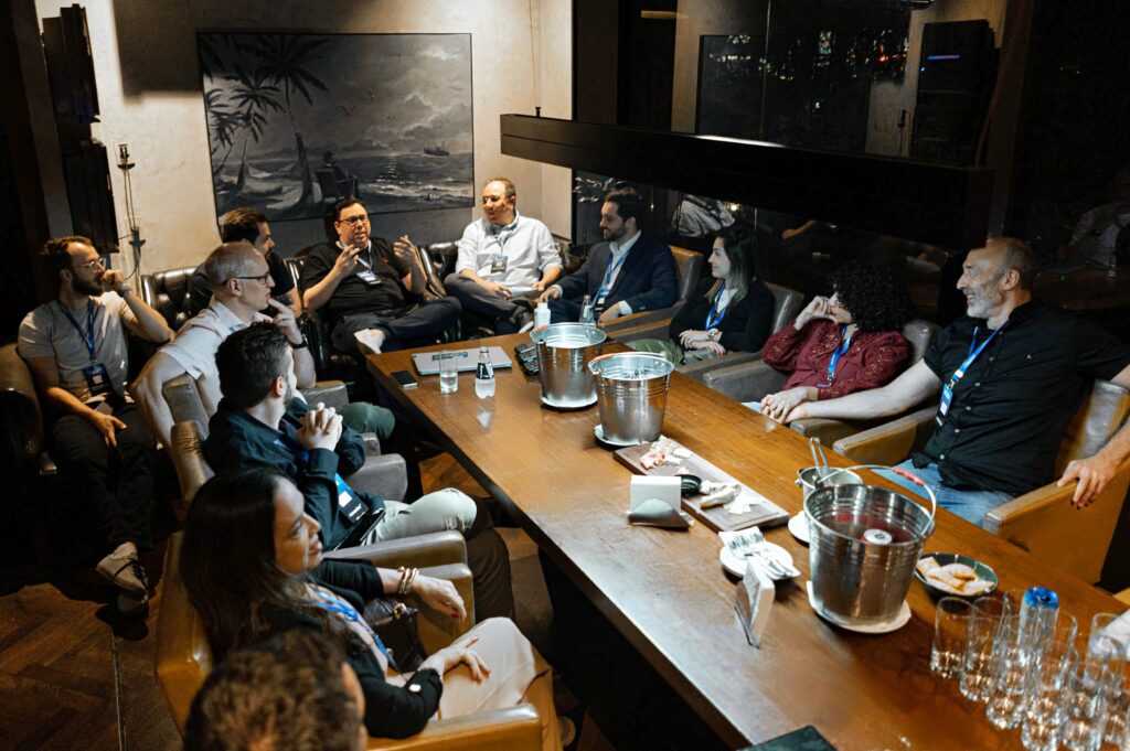 mesa repleta de empresários